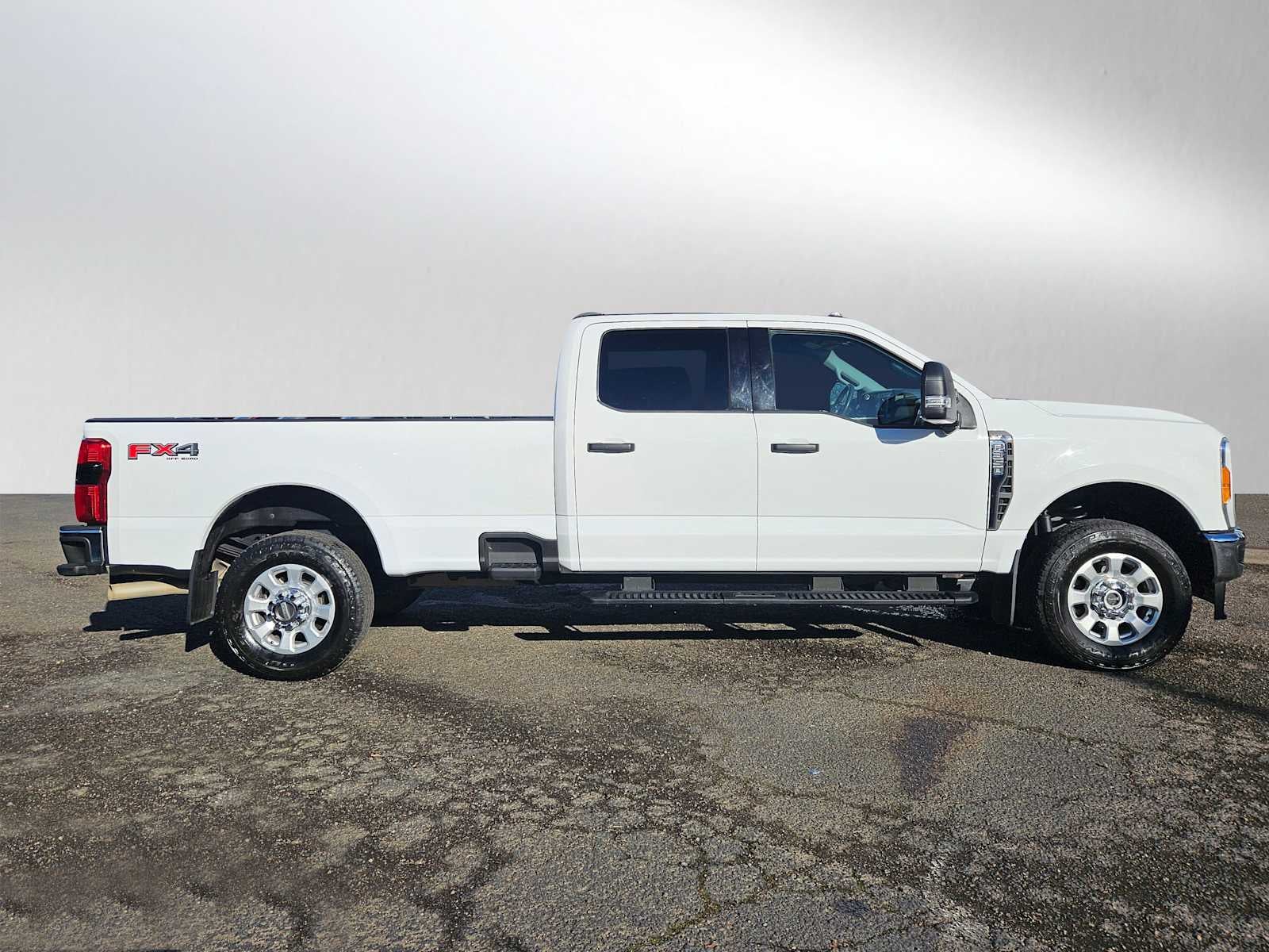 2023 Ford Super Duty F-350 SRW Pickup XLT