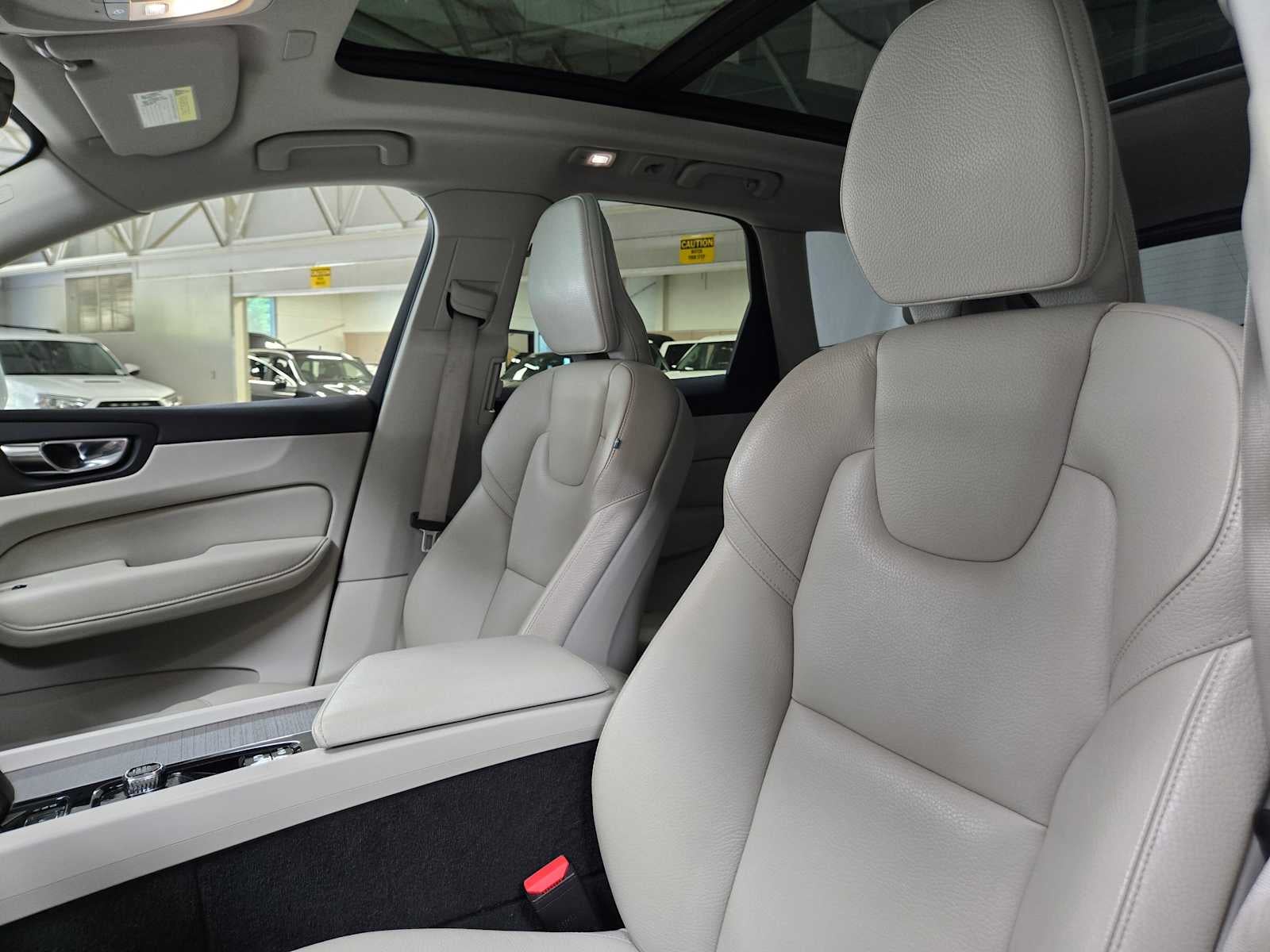 2023 Volvo XC60 Recharge Plug-In Hybrid Plus Bright Theme