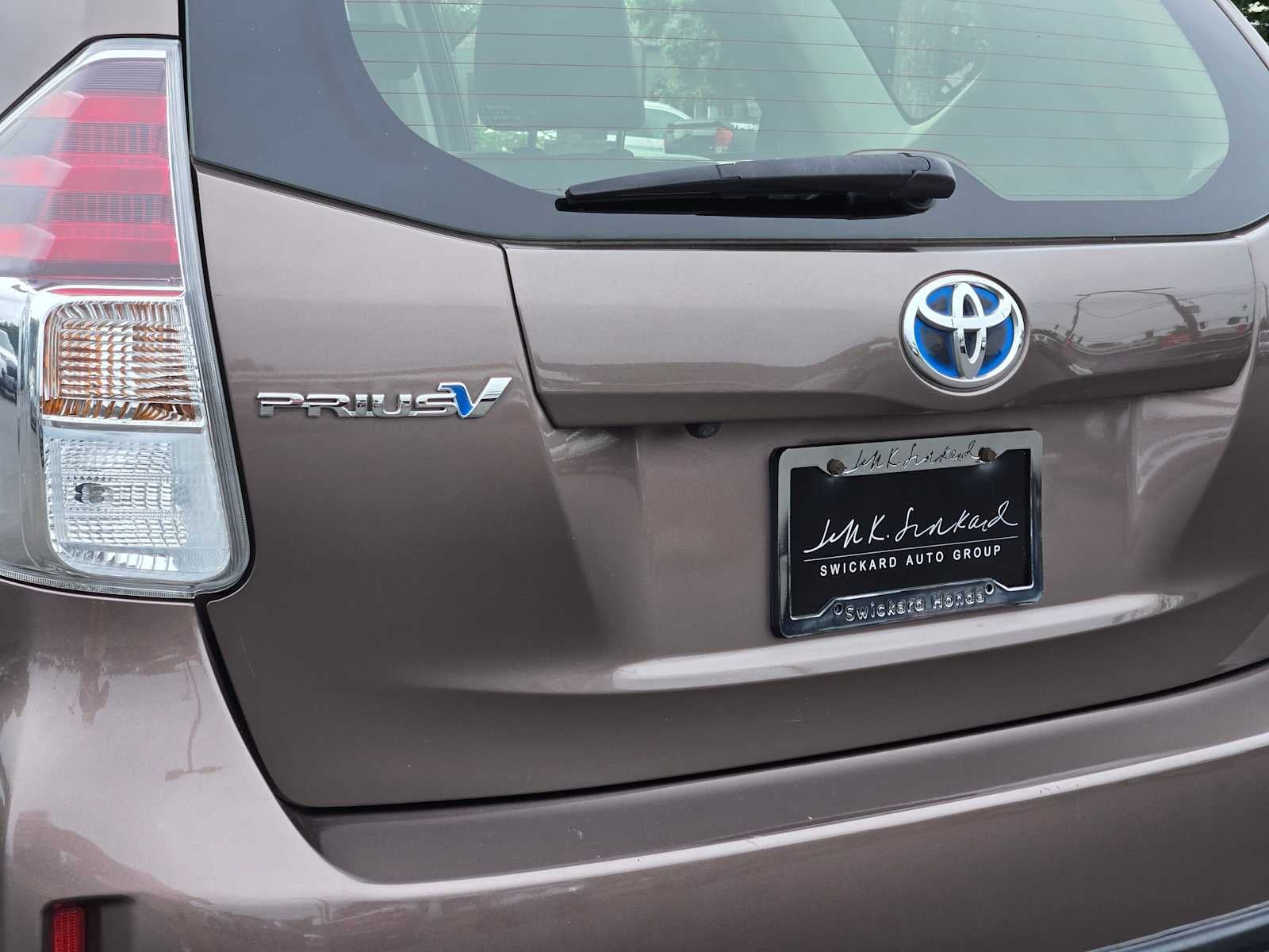2017 Toyota Prius v Five