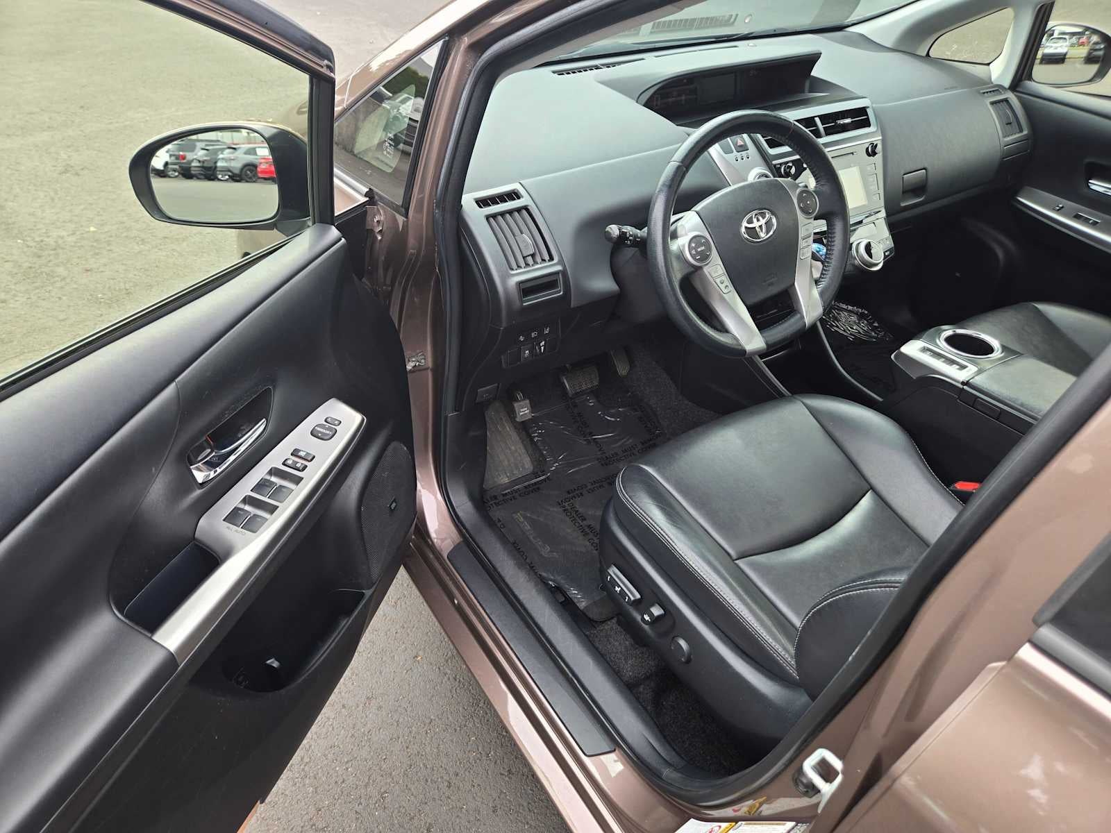 2017 Toyota Prius v Five