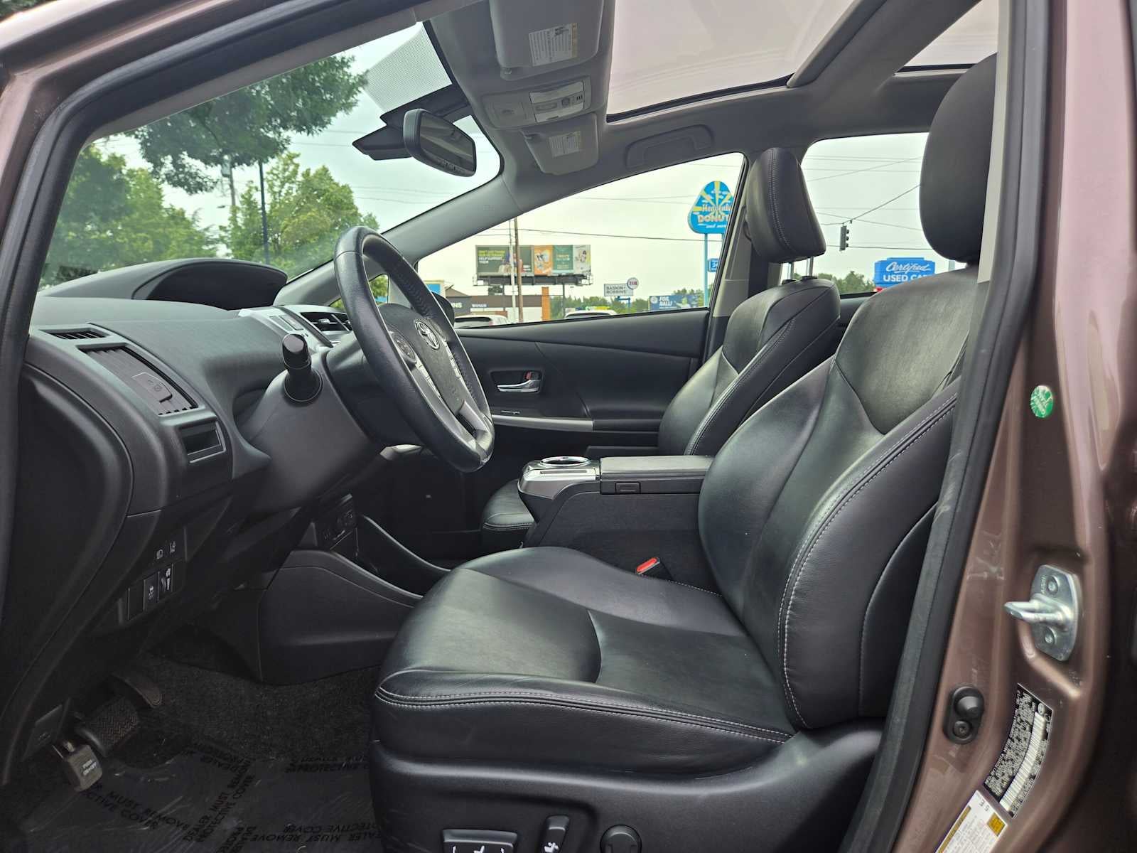 2017 Toyota Prius v Five