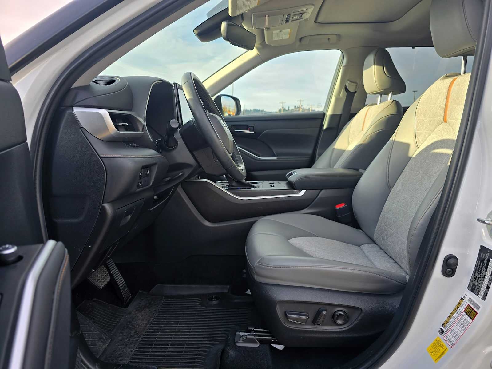 2023 Toyota Highlander Hybrid Bronze Edition