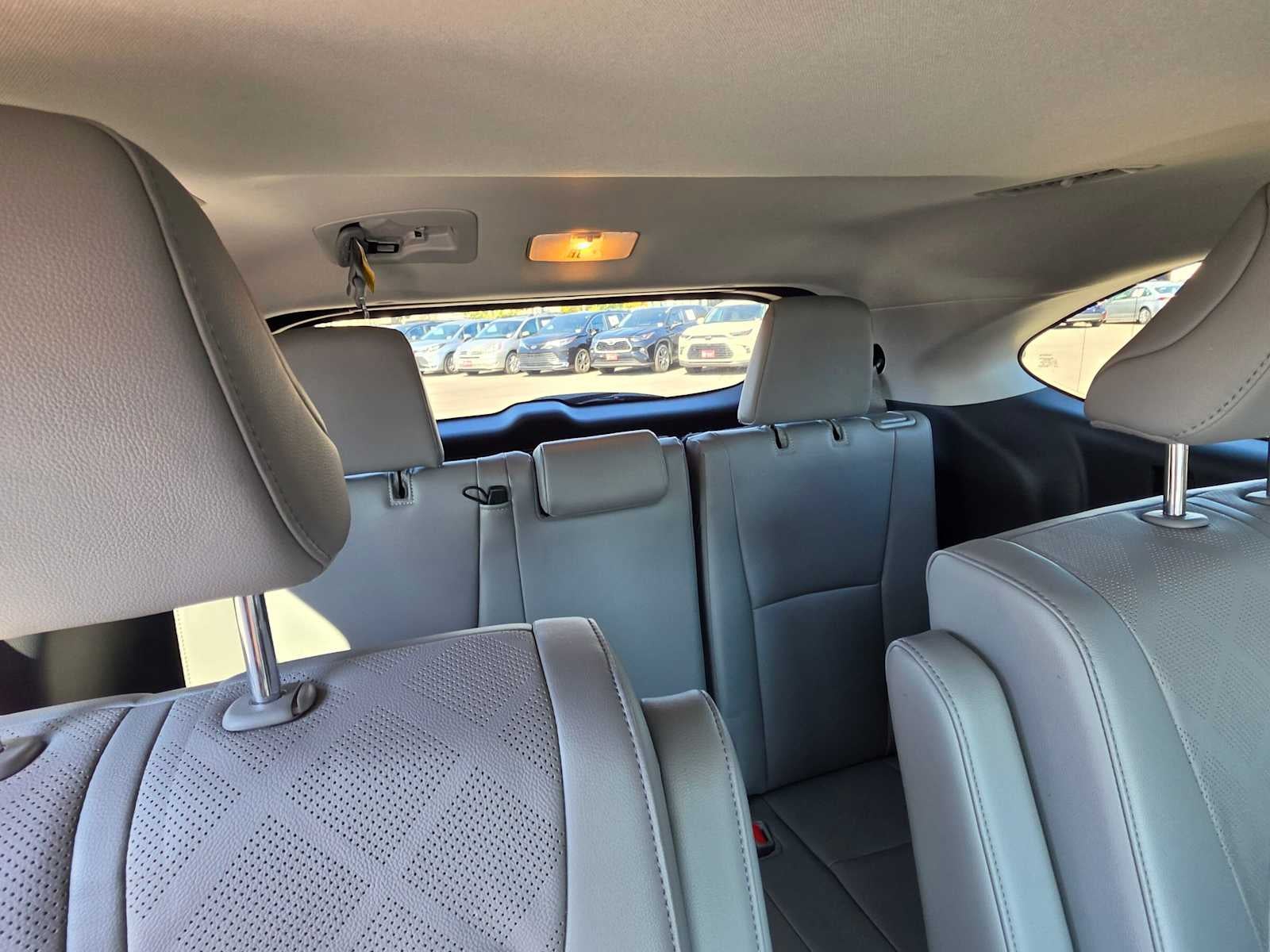 2023 Toyota Highlander Hybrid Platinum