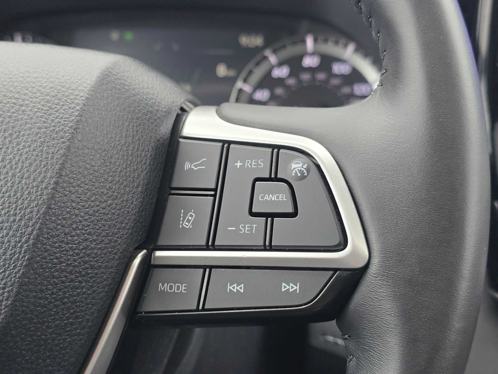 2024 Toyota Highlander Hybrid XLE Nightshade
