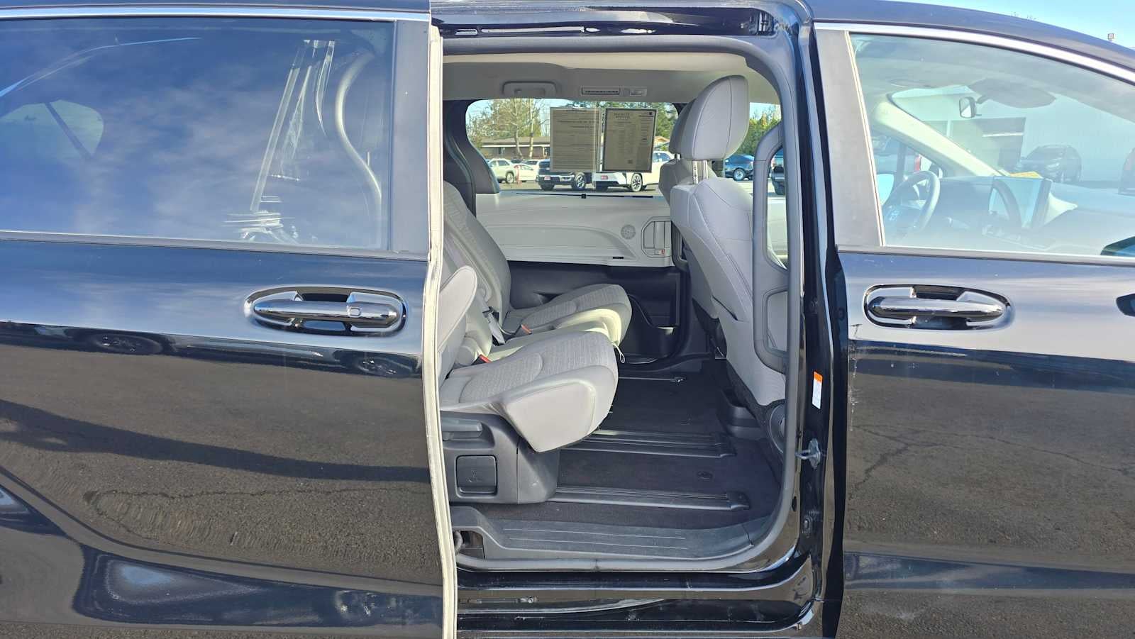 2025 Toyota Sienna LE